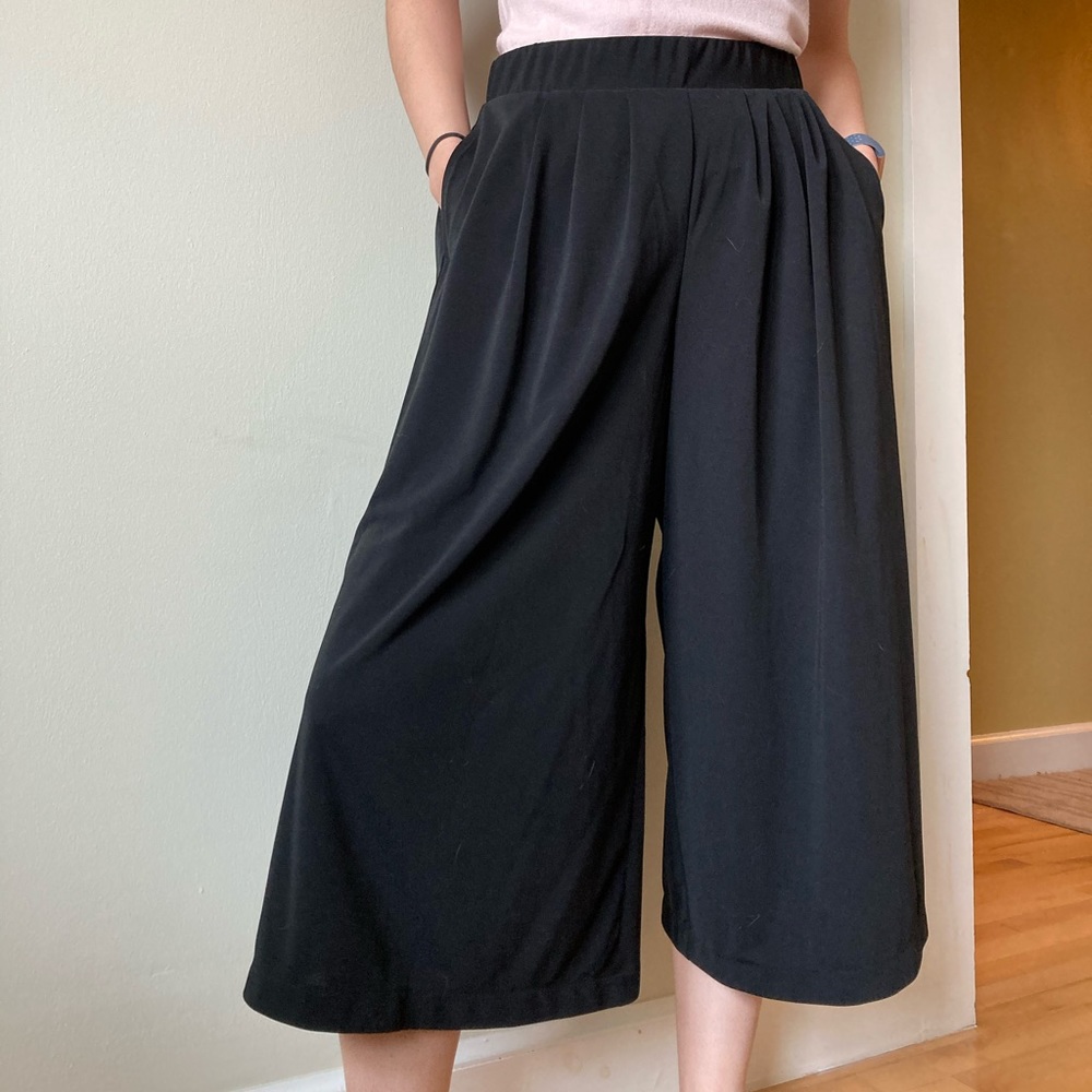 Wide-leg black pants